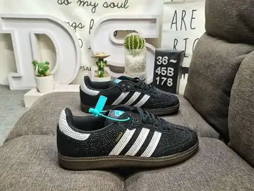 El clásico original de casi 70 años de Adidas busenitz vulc de 178 dadidas está hecho de terciopelo,