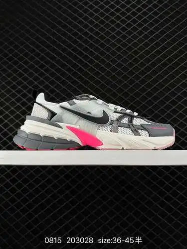Las zapatillas de correr Nike v2k Run 4 son una tendencia retro. Zapatillas deportivas transpirables