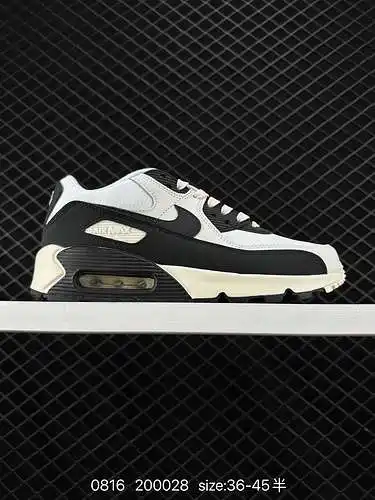 Cuatro zapatillas de correr retro clásico Nike Air Max 9. La parte superior del zapato está hecha de