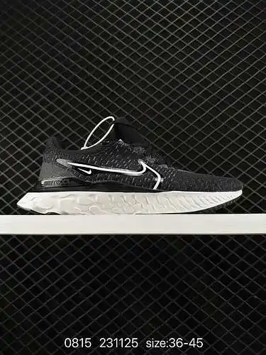 Dos pares de zapatillas de correr Nike REACT Infinity Run FK 3 PRM highway. Te ayuda a recuperarte r