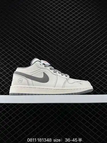 Veinticuatro zapatillas nike dunk low retro, como la clásica zapatilla de baloncesto de la década de