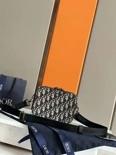 Los bolsos de dior, los bolsos de Dior para hombres y los bolsos de Dior están hechos de cuero origi