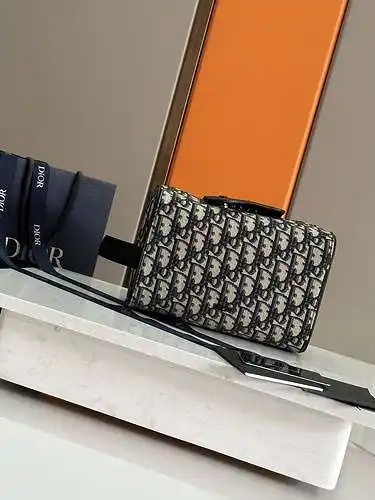 Los bolsos de maquillaje de dior, los bolsos para hombres de Dior y los bolsos de Dior están hechos 