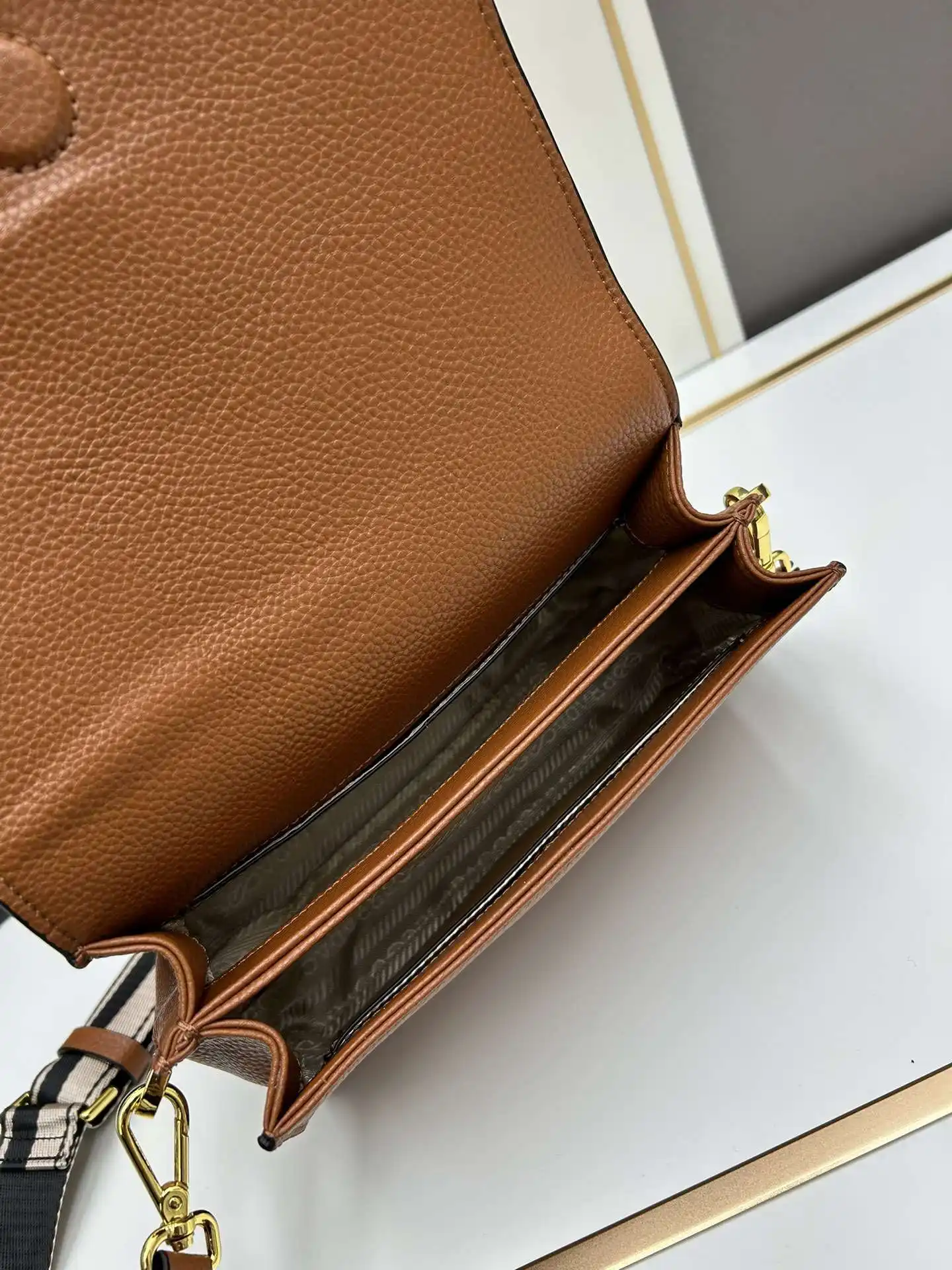 HW002450 (2).webp