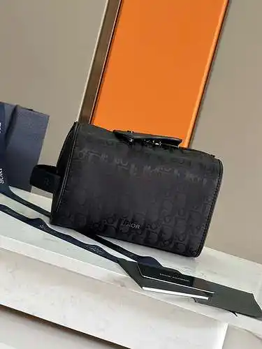 Los bolsos de maquillaje de dior, los bolsos para hombres de Dior y los bolsos de Dior están hechos 