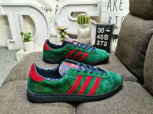 373d Adidas Bermudas end retro serie de zapatillas deportivas retro, envueltas en un delicado cuero 