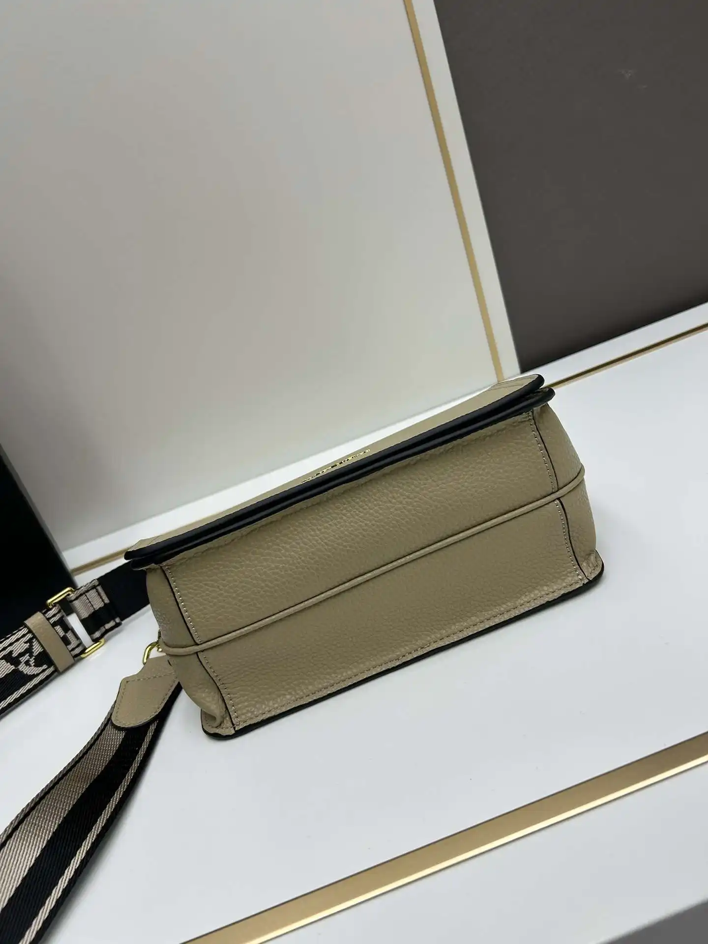 HW002450 (10).webp