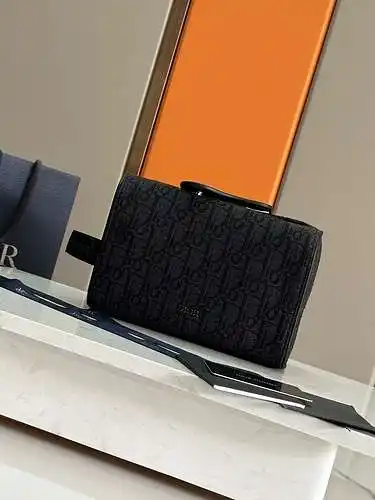 Los bolsos de maquillaje de dior, los bolsos para hombres de Dior y los bolsos de Dior están hechos 