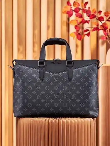 El maletín de Louis vuitton, el bolso para hombres lv, el bolso de Louis vuitton, está grabado en la