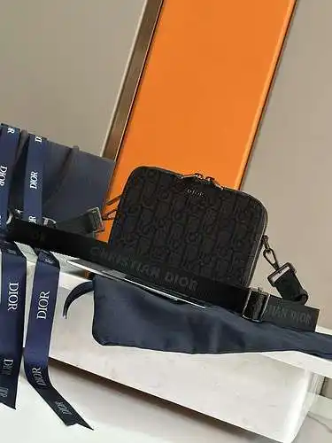 Los bolsos de dior, los bolsos de Dior para hombres y los bolsos de Dior están hechos de cuero origi