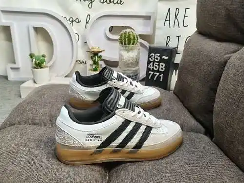 771dadidas / este nuevo zapato cooperativo de trébol cuenta con una combinación de piel volcada y ma