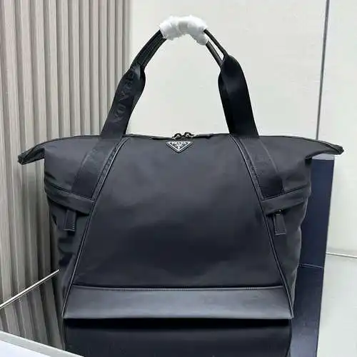 Los bolsos de viaje Prada y los bolsos Prada están hechos de cuero de primera clase importado y grab