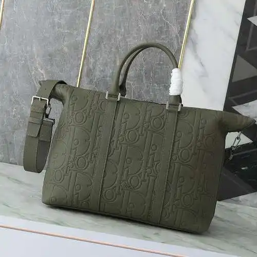 Los bolsos de dior, los bolsos masculinos de Dior y los bolsos de Dior están hechos de cuero origina