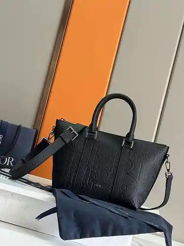 Los bolsos de dior, los bolsos masculinos de Dior y los bolsos de Dior están hechos de cuero origina