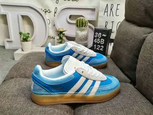 122dadidas / este nuevo zapato conjunto cuenta con una combinación de piel volcada y material superi