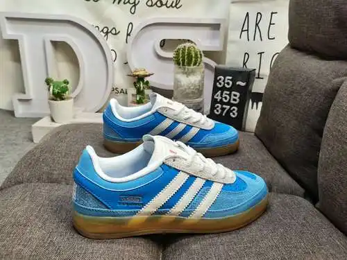 373dadidas / este nuevo zapato conjunto cuenta con una combinación de piel volcada y material superi