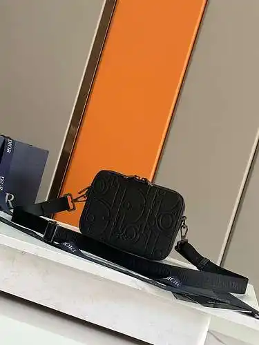 Los bolsos de dior, los bolsos de Dior para hombres y los bolsos de Dior están hechos de cuero origi