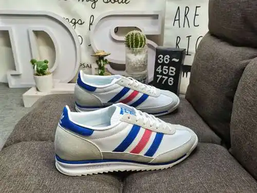 La colección de zapatillas retro Adidas 776d es popular en todo el mundo. Aprovechando esta ola, la 