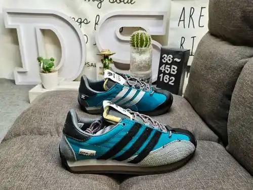 Las canciones 162 dadidas X de Adidas origins, en colaboración con la marca de moda Song for the mut