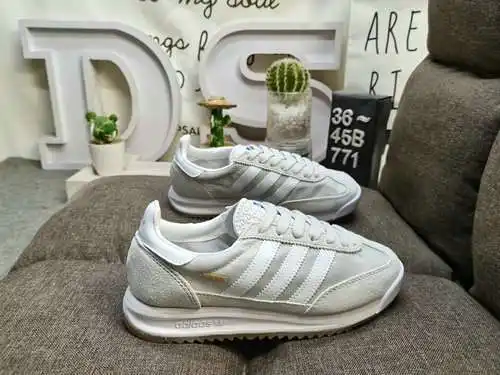La colección de zapatillas retro Adidas 771 es popular en todo el mundo. Aprovechando esta ola, la m