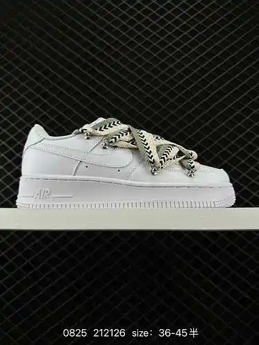 Tres zapatillas deportivas casuales multifuncionales Nike Air Force '7 Air Force One de gama baja. L