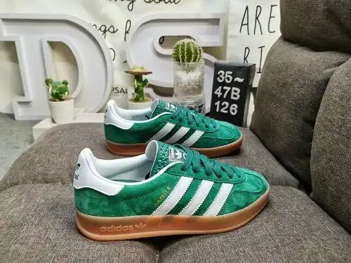 Las gacelas originales de media yarda adicas originales de clase corporativa 126d son zapatos casual