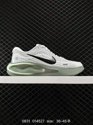 Las tres zapatillas de correr Nike Journey Run 224 están hechas con un nuevo material amortiguador, 