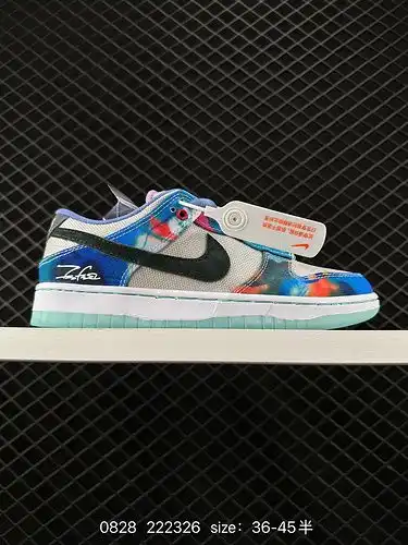 Tres pares de zapatillas de patinaje conjuntas de bajo peso Nike futura Laboratories x Nike SB dunk.