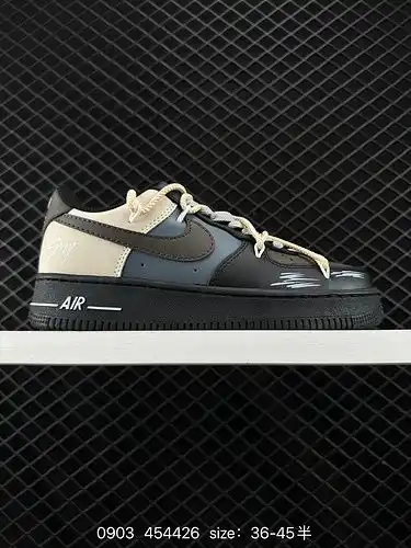 Tres zapatillas deportivas casuales multifuncionales Nike Air Force '7 Air Force One de gama baja. L