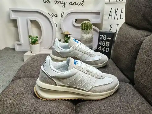 La serie de zapatillas deportivas retro Adidas 440d es popular en todo el mundo. Aprovechando esta o