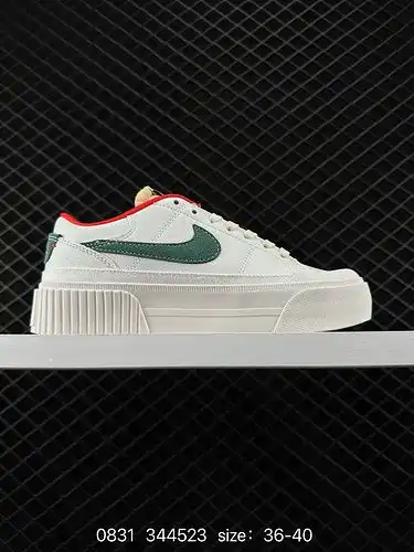 La línea de productos Nike Court Legacy Academy tiene una parte baja de los zapatos blancos clásicos