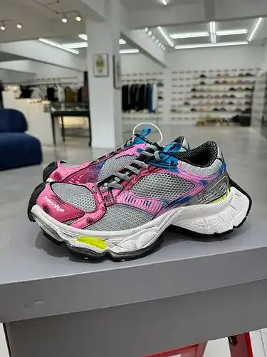La versión VG de balenciaga balenciaga no es famosa por su diseño de grapas rosas