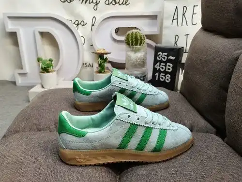Las zapatillas deportivas retro de la serie de artículos retro Adidas Bermudas end a nivel de empres