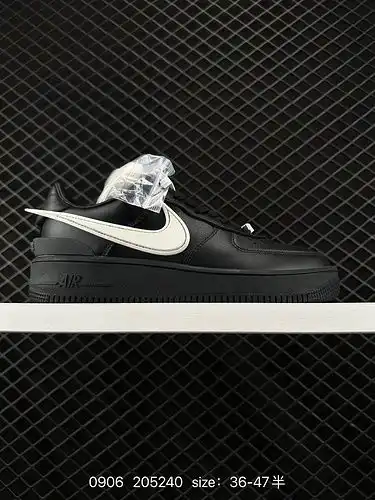 Dos zapatos masculinos y femeninos Nike logotipo original de media yarda versión original de la últi