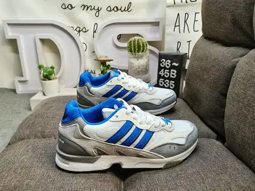 Adidas de clase corporativa 3D revierte el estilo de papá súper bajo y ayuda a restaurar el aire y a