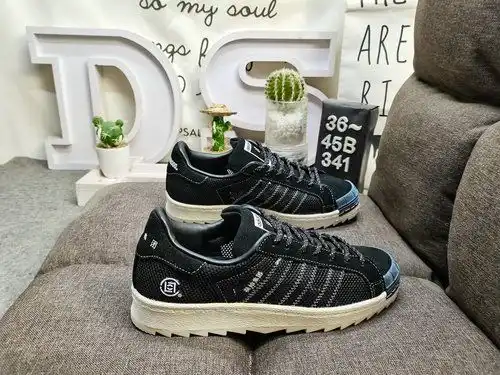 34dadias PNS Superstar utiliza una combinación de piel volcada y tela de malla transpirable para el 