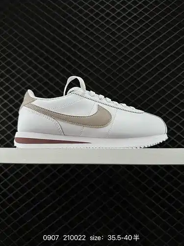 El Nike Classic Cortez es una zapatilla de correr clásica para hombres ligera y cómoda. su espíritu 
