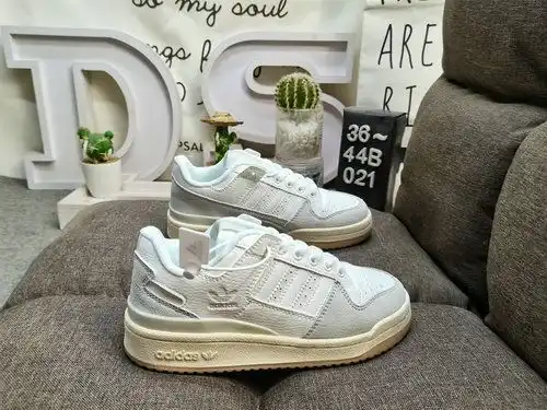 Las zapatillas casuales de moda multifuncionales de la parte inferior 84 del 2d Adidas Forum se basa
