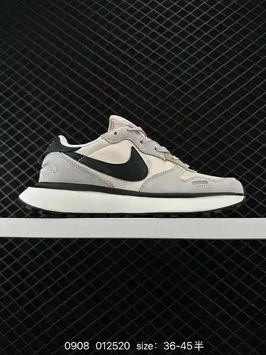 El desfile de moda Nike Phoenix waffle deconstruye los zapatos originales de los zapatos de correr d