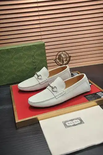 Código de zapatos masculinos Gucci 82b talla 3844