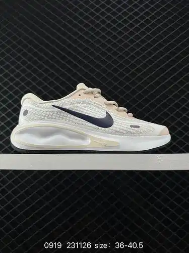 The 1D30G Nike Journey Run 2C0G2C4 running shoe uses a new type of cushioning material with a slight