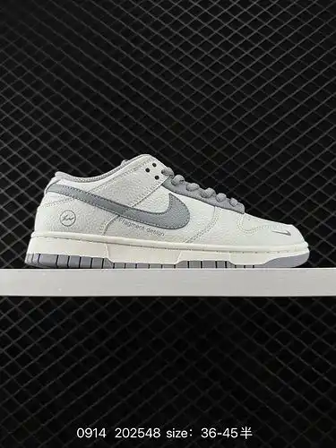 2C40G SB Dunk Low Fragment Design, co branded by Hiroshi Fujiwara and lightning, low top casual spor