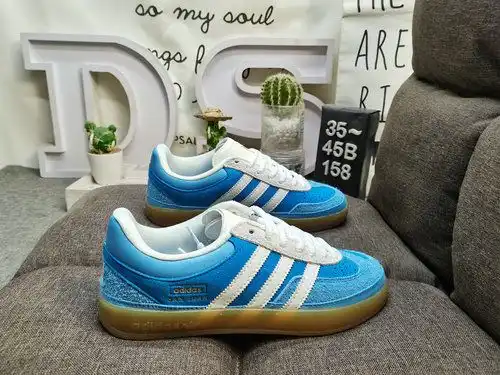 El 1d5x8das Adidas combina piel volcada con un material superior de cuero de fibra ecológica, con un
