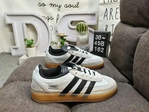 El 1d62cd Adidas utiliza una combinación de piel volcada y material superior de cuero de fibra ecoló