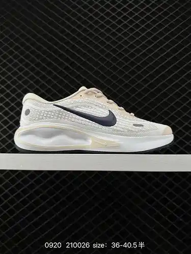 The 1D30G Nike Journey Run 2C0G2C4 running shoe uses a new type of cushioning material with a slight
