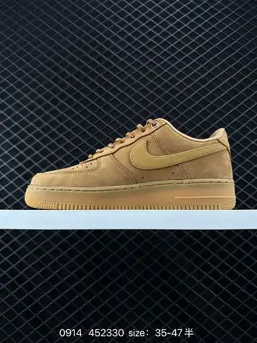 El 1d5x0g Nike Air Force 1D Low es una zapatilla deportiva casual versátil con un diseño de parte in