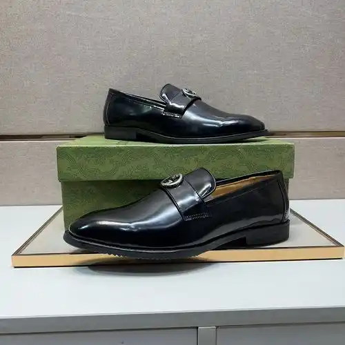 Código de zapatos masculinos Gucci 64b8 talla 3844