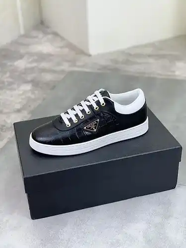 Prada men's shoe code 93B6 Size3844