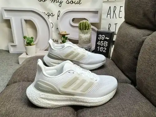 La parte superior del zapato tejida de alta frecuencia con el nuevo patrón primeknit se actualiza co
