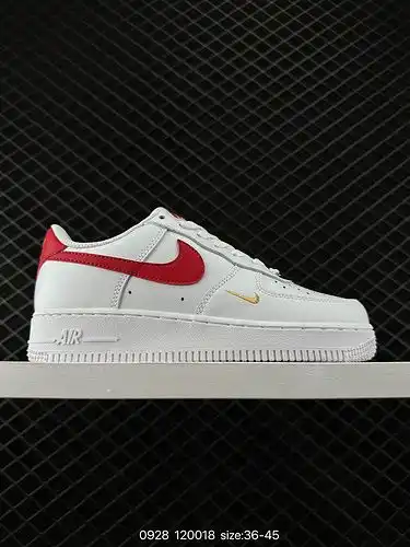 El 9e0g Nike está hecho con un material superior de cuero de vaca de grano duro y adornado con oro. 